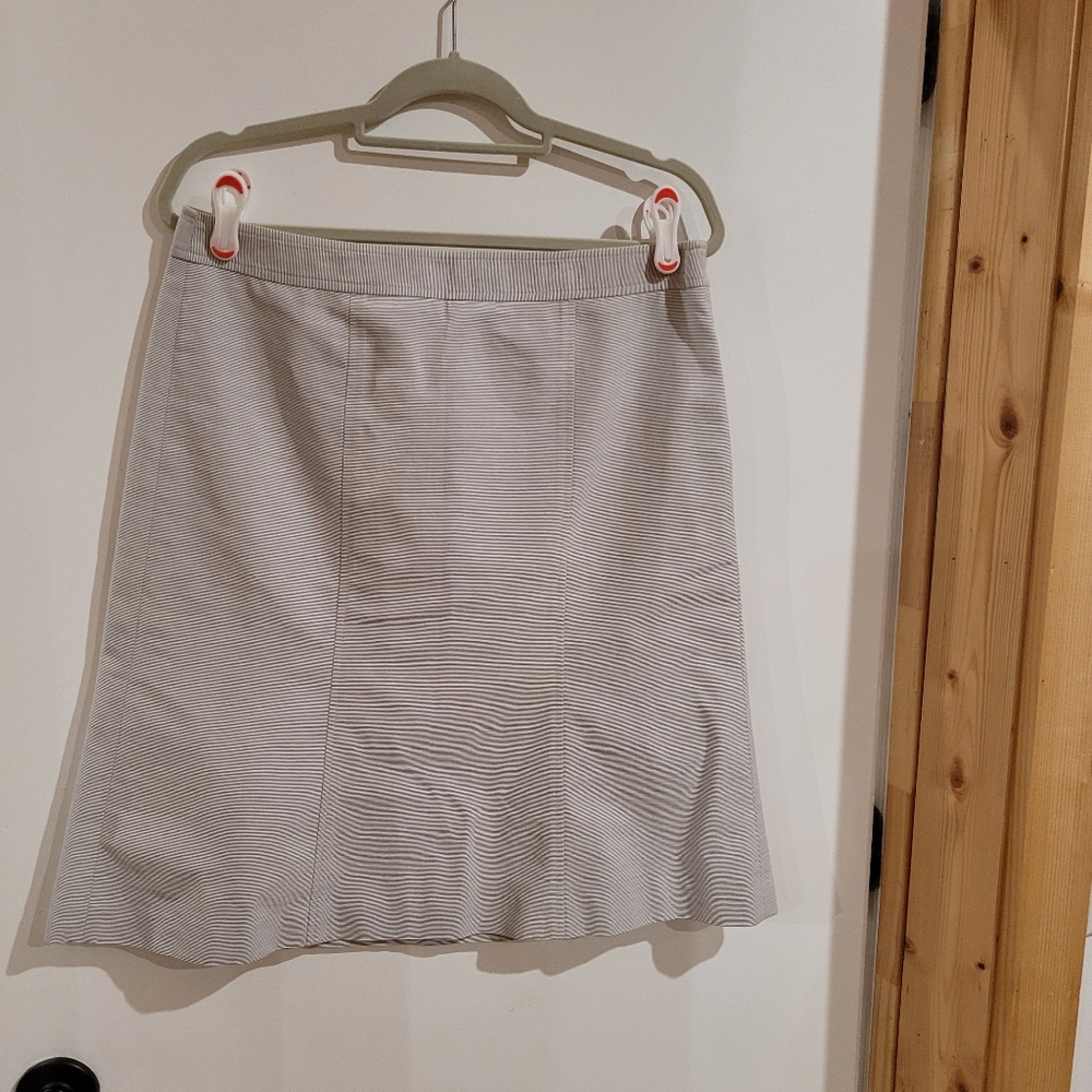 Loft by Ann Taylor size 10 gray skirt.